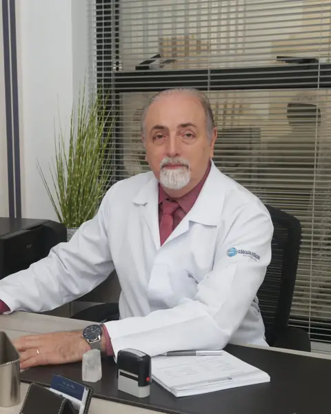 Dr. José Albino, endocrinologista, em seu consultório no Centro de Florianópolis